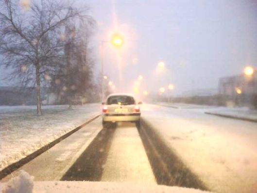 Neve a Dublino Irlanda: scia di macchina