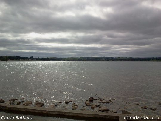 lloughrea lago cielo grigio