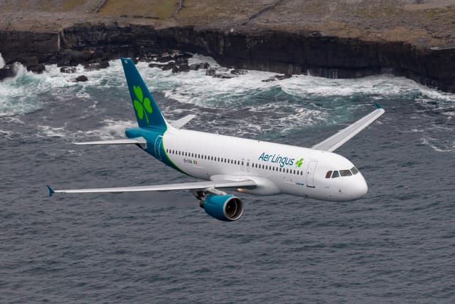 Aeroplano aer lingus in volo lungo cliffs